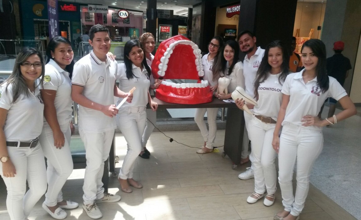 Alunos de Odontologia participam de atividade no shopping em BelÃ©m
