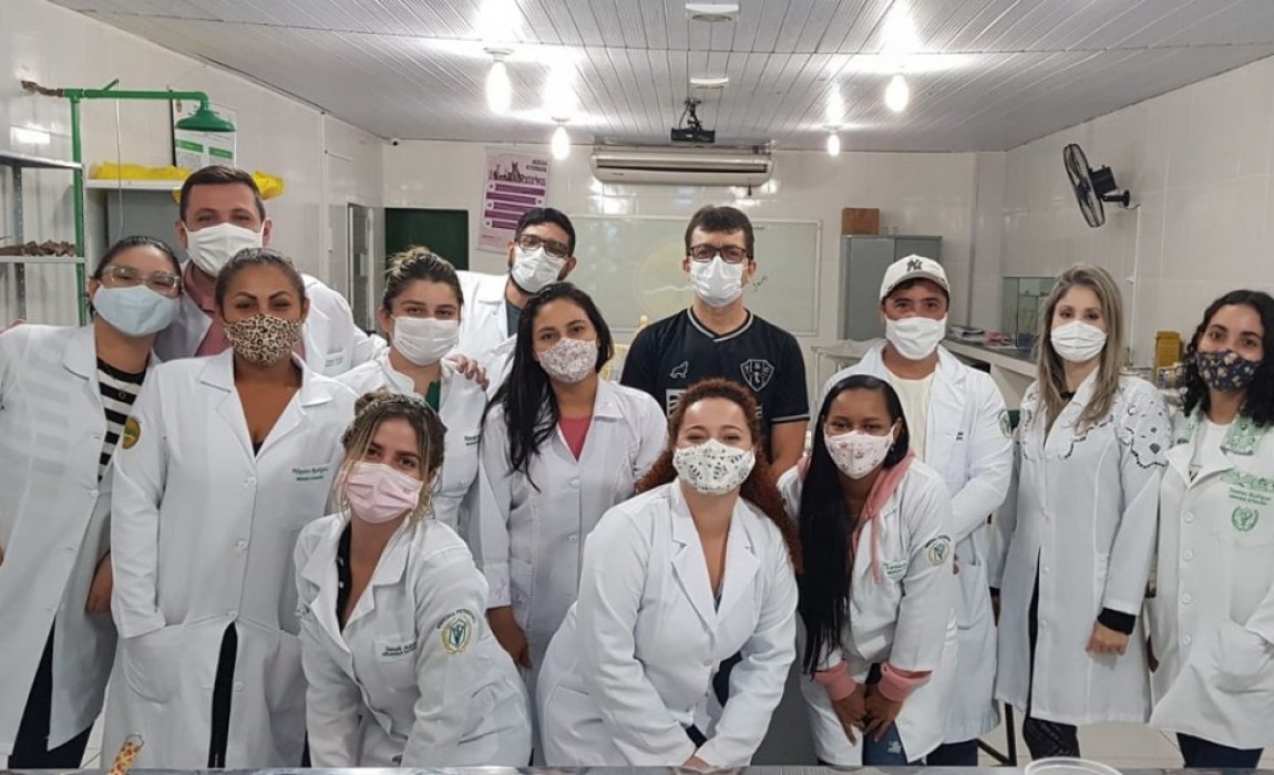Alunos do curso de Medicina Veterinária da Esamaz participam de aula prática da disciplina de Semiologia Animal