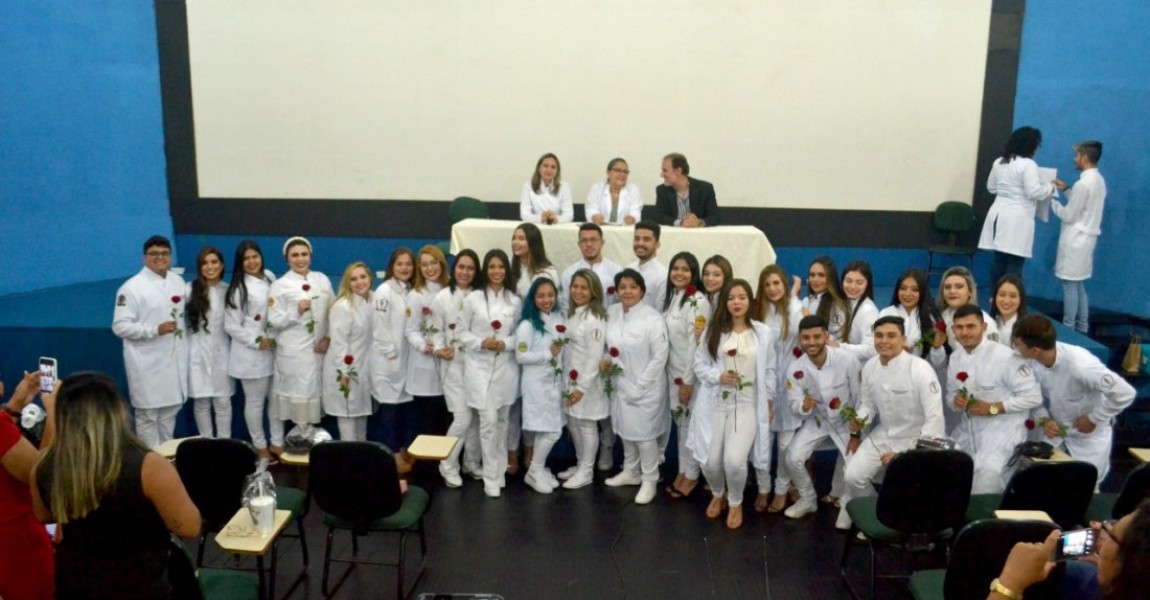 Calouros de Odontologia 2020-1 participam da Cerimônia do Jaleco na Esamaz