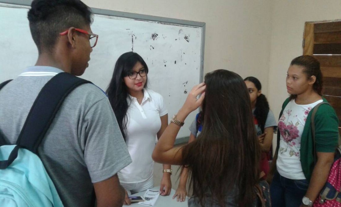 Acadêmicos de Enfermagem orientam alunos da Escola Vilhena Alves, em Belém