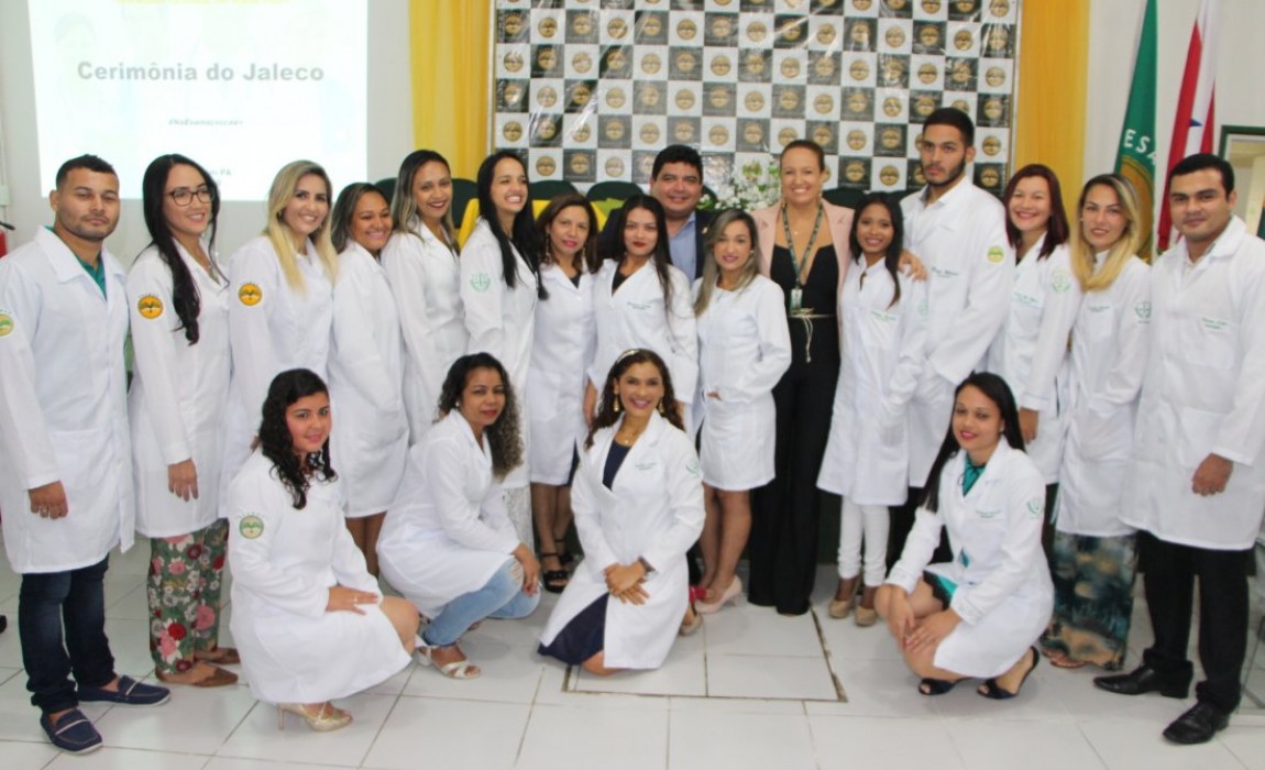 Acadêmicos de Nutrição, Enfermagem e Farmácia participam da  Cerimônia do Jaleco na Esamaz