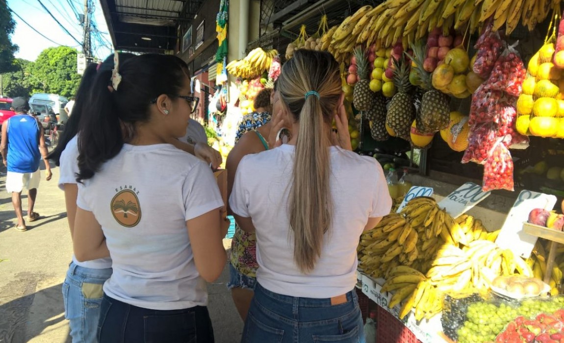 Acadêmicos de Nutrição levam ação de  higiene e segurança alimentar para Feira da Pedreira, em Belém