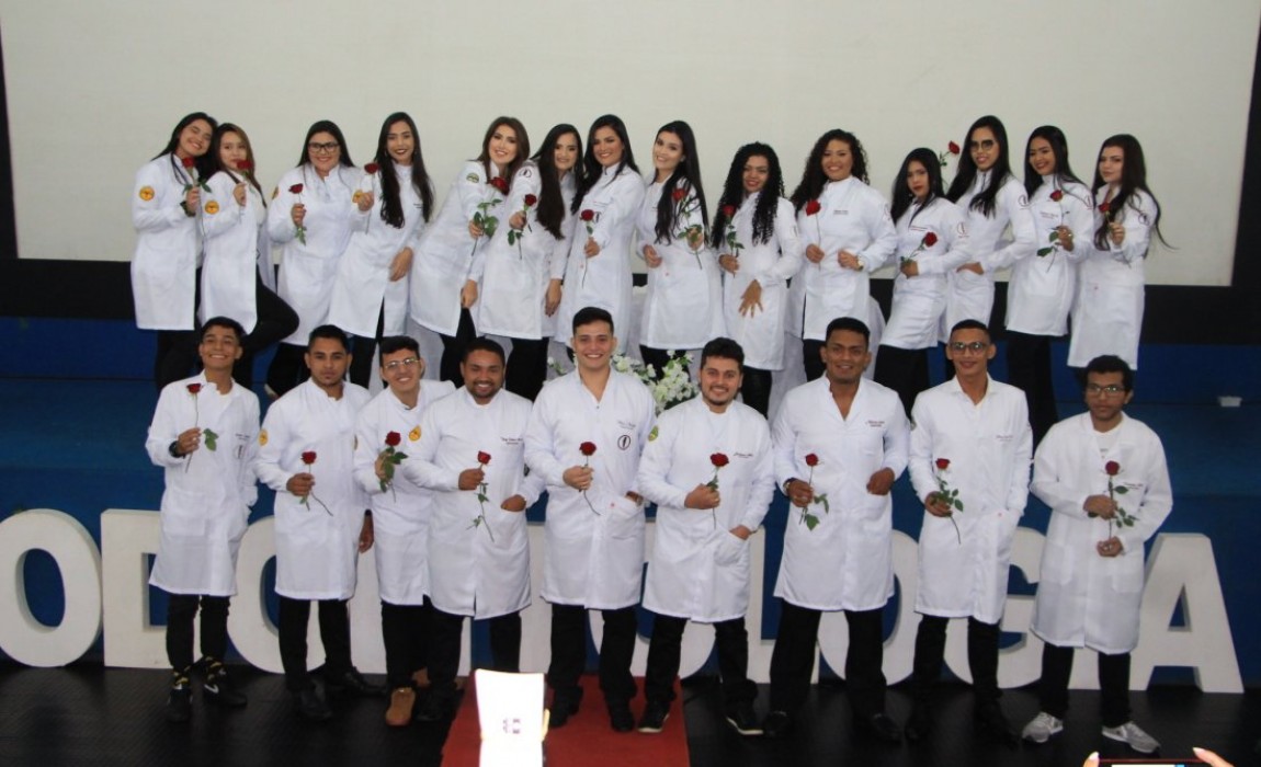 Acadêmicos de Odontologia participam da Cerimônia do Jaleco na Esamaz