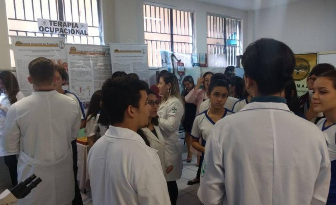Acadêmicos do Curso de Biomedicina participam da Feira Vocacional do Colégio Santa Catarina