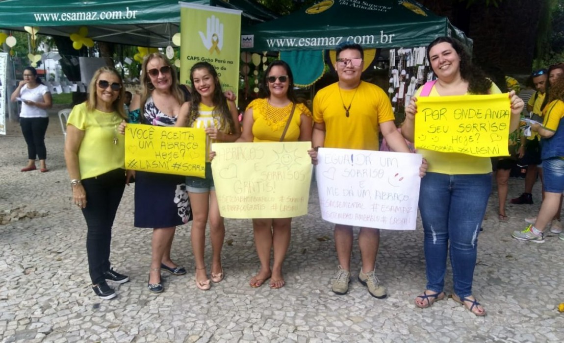 Alunos de Enfermagem e Psicologia promovem ação do setembro amarelo na Praça Batista Campos
