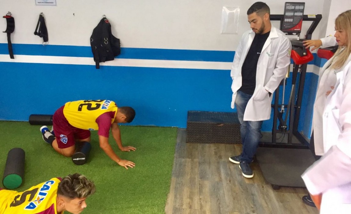 Alunos de Fisioterapia realizam aula prática orientando atletas do Paysandu