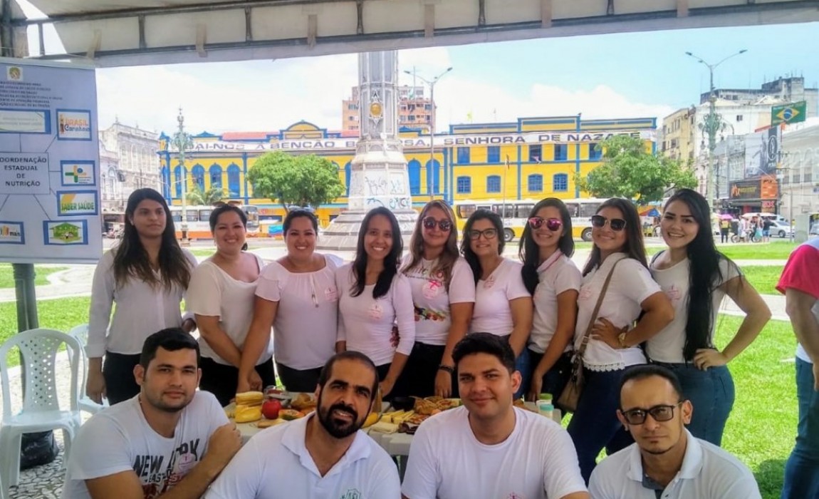 Alunos de Nutrição da Esamaz participam de ação do Outubro Rosa na Praça do Relógio, em Belém