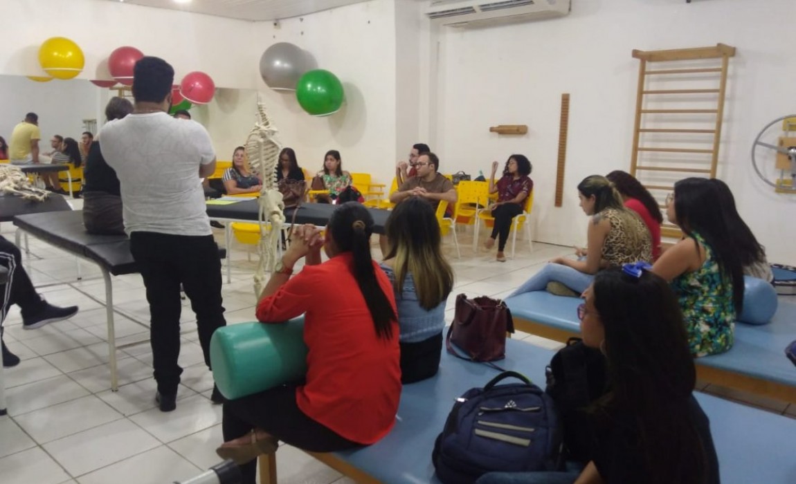 Alunos do projeto de extensão do Curso de Psicologia participam de oficina de relaxamento na Esamaz