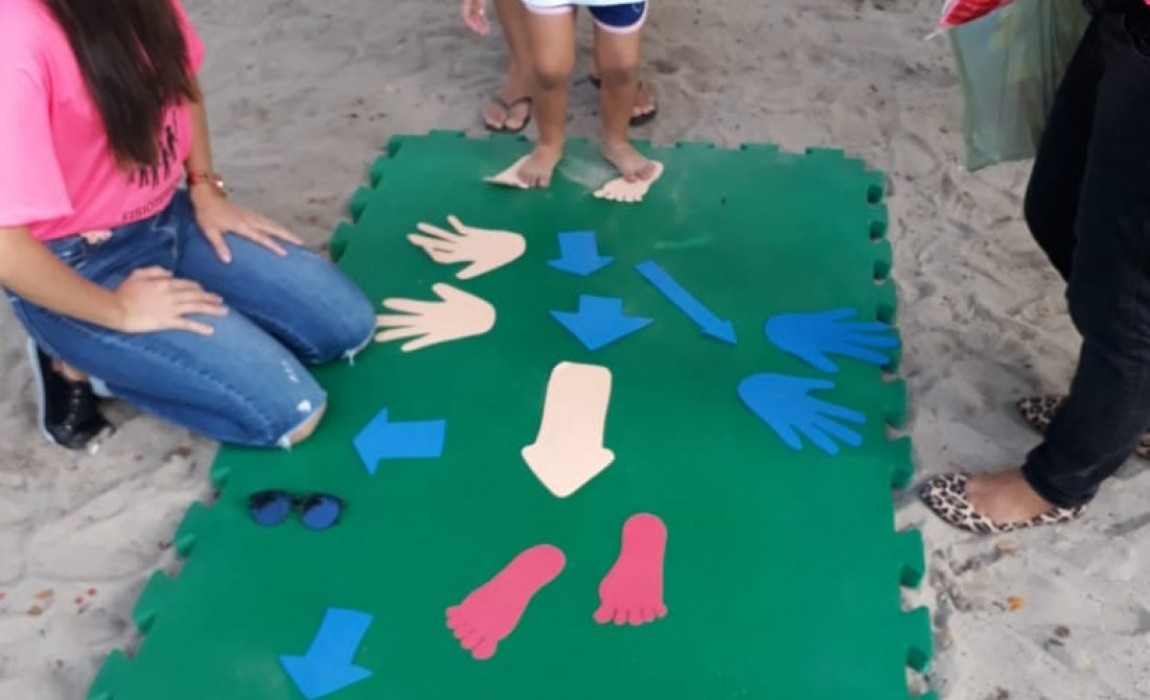Alunos e professores de Fisioterapia orientam pais das crianças que brincam na Praça do Horto, em Belém