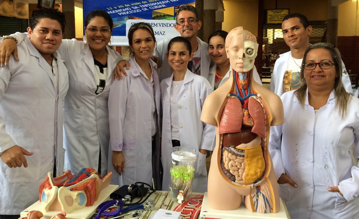 Curso de Enfermagem da Esamaz participa da 13Âª Feira do Profissionalismo do colÃ©gio Santa Rosa