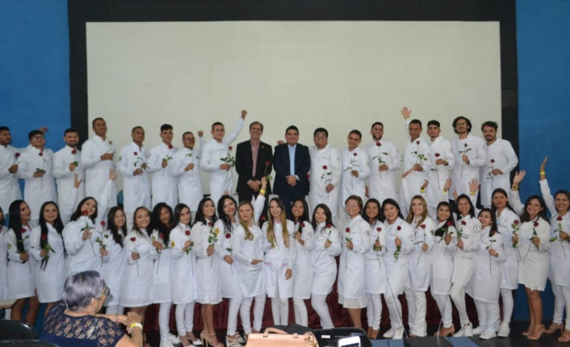 Calouros 2019.1 de Odontologia participam da Cerimônia do Jaleco na Esamaz
