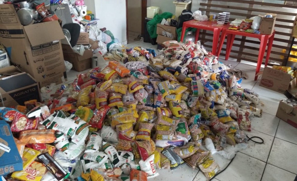 Curso de Direito da Esamaz doa alimentos para famílias atingidas por incêndio em Belém