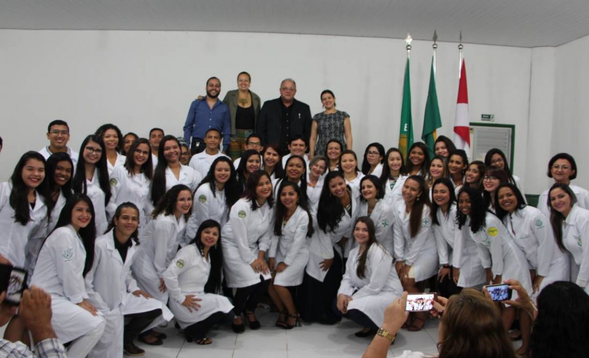 Cursos de Biomedicina, Nutrição e Farmácia realizam cerimônia do Jaleco