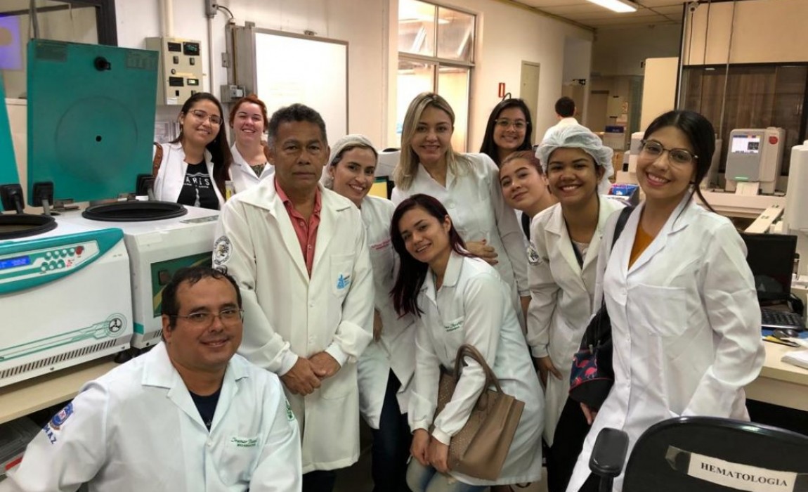 Alunos do curso de Biomedicina fazem visita técnica ao laboratório Paulo Azevedo